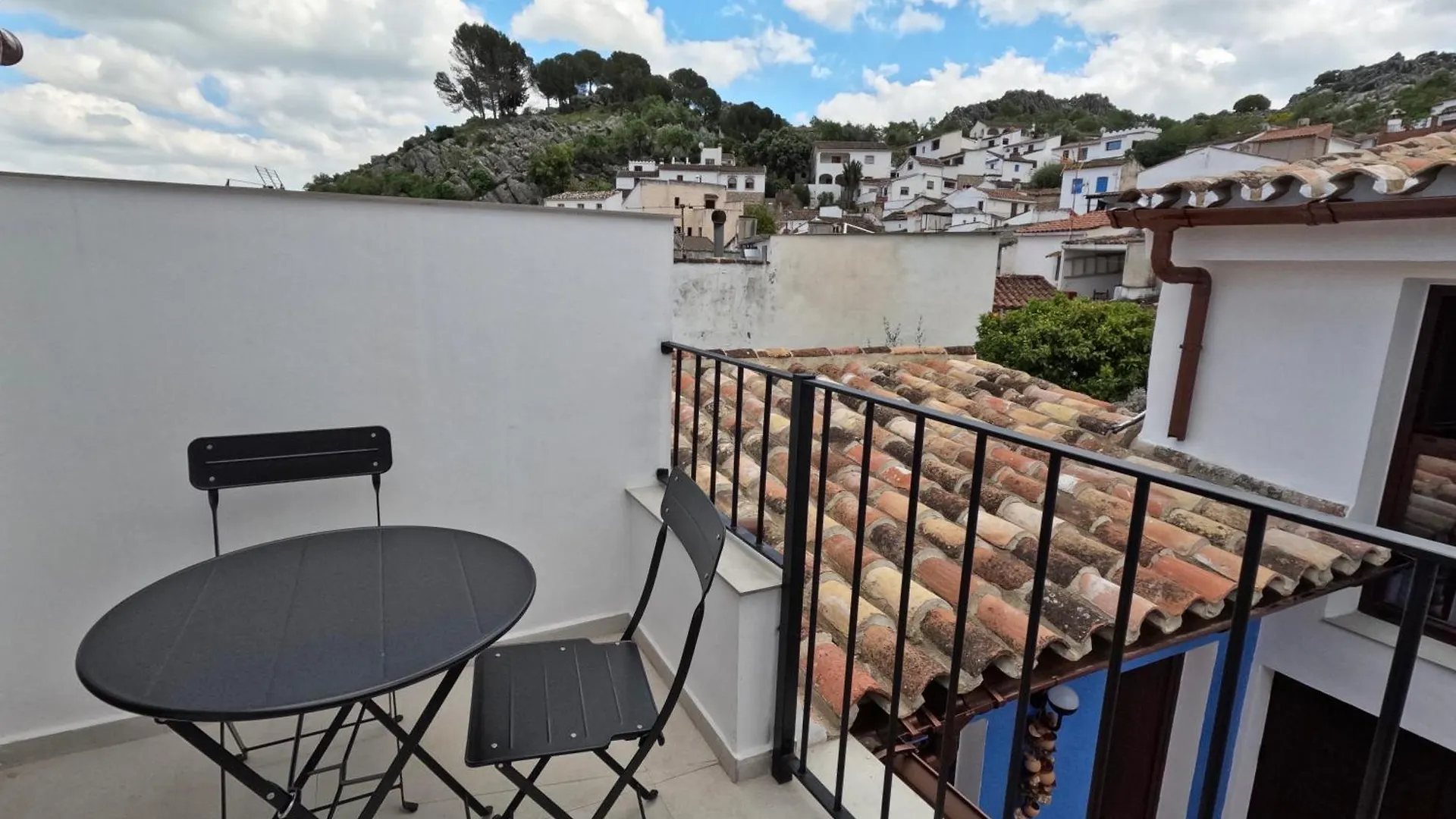 Casa Rural En Montejaque Con Patio Andaluz, Chimenea Y Sala Multiusos Nyaraló